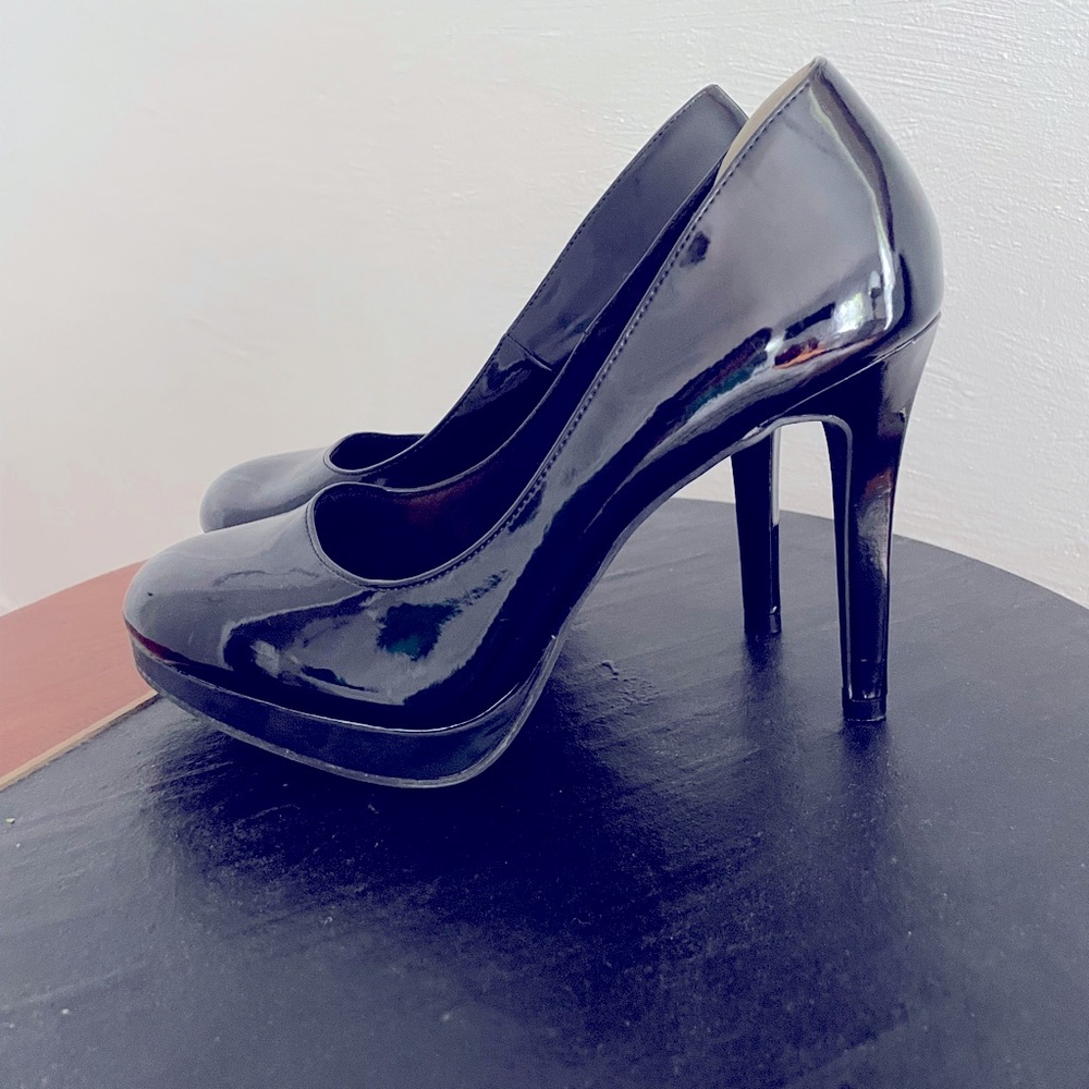Fioni Black Patent Leather Pump